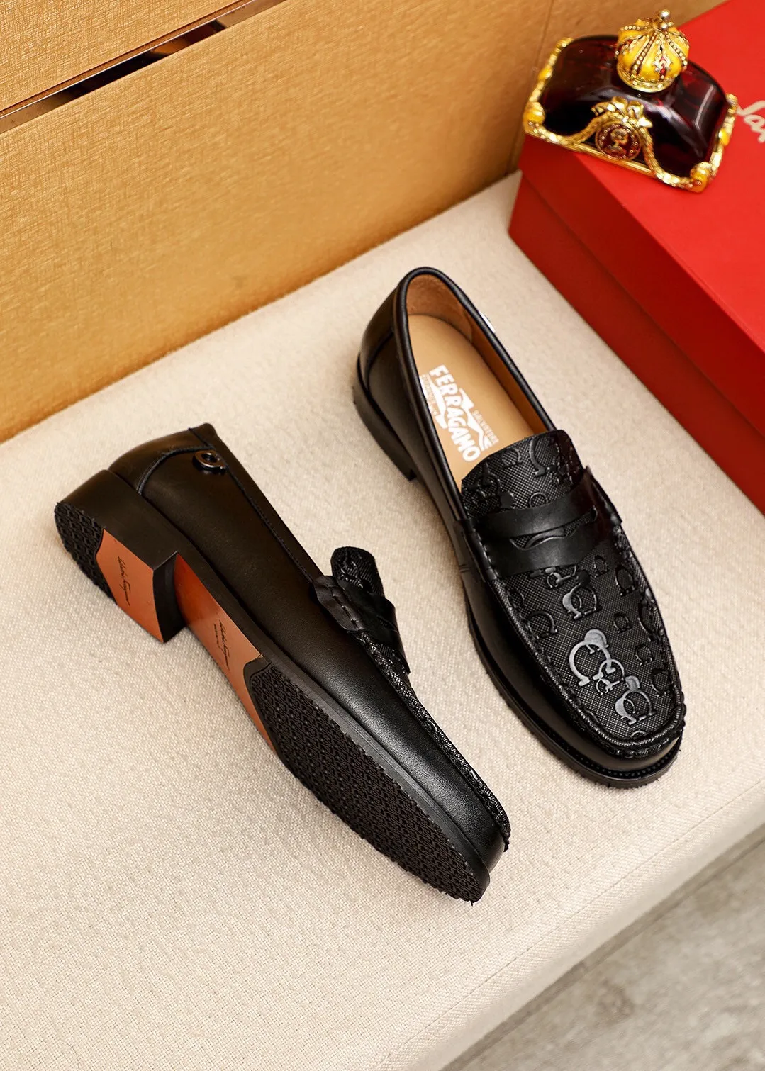 Men's shoes 💰462 💐 Product trademark: Ferragamo "Ferragamo" casual leather shoes Regular size: 38-44 (45.46🉑️customized) Product materials: Selected imported first-layer calfskin embossed upper, imported water-dyed cowhide leather lining. Strong three-dimensional visual effect, combined outsole Color: 1⃣️color optional